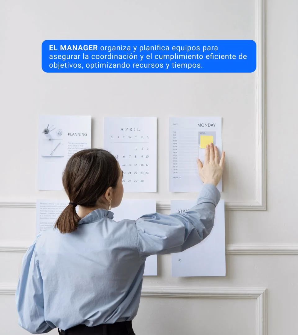 Una manager organiza tarjetas de planificación sobre una pared